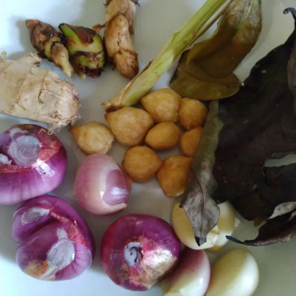 Siapkan bumbu lalu blender sampai halus.