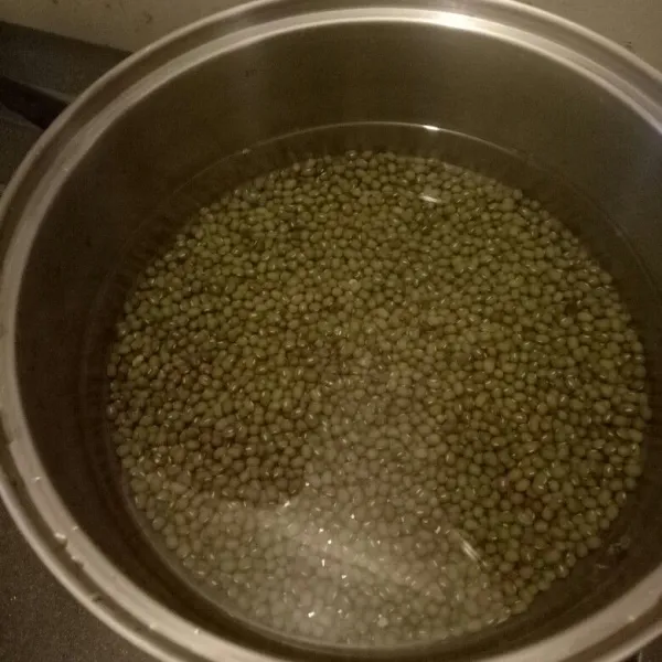 Setelah mendidih masukkan kacang hijau, rebus sampai empuk.