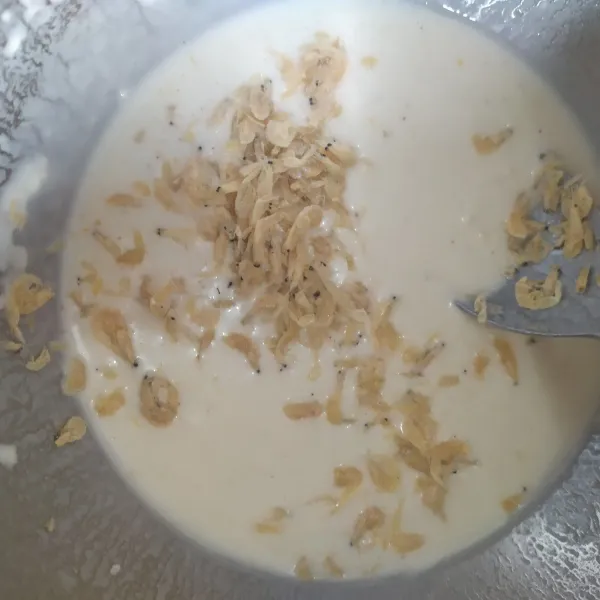 Lalu masukkan rebon, bumbu halus dan air, aduk rata, tambahkan irisan daun bawang. Lalu panaskan minyak di wajan.