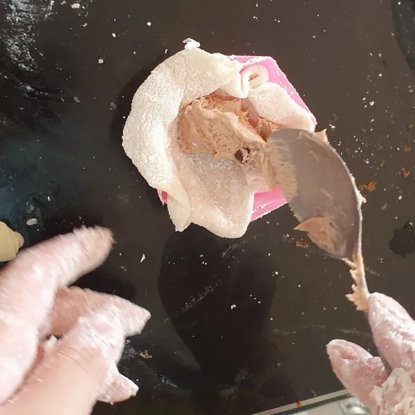 Setelah digiling, isi dengan ice cream ke dalam kulit mochi kemudian lipat agar ice cream tertutup rapat. Bila ingin dingin bungkus menggunakan plastik wrap dan diamkan di kulkas freezer.