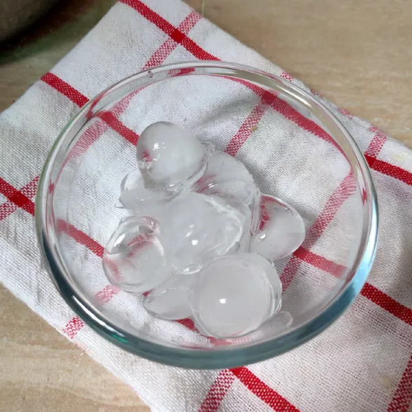 Tata es batu dalam mangkuk.