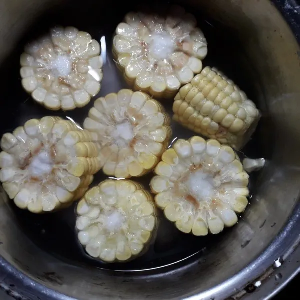 Rebus jagung manis sebentar saja kira-kira 5 menit.