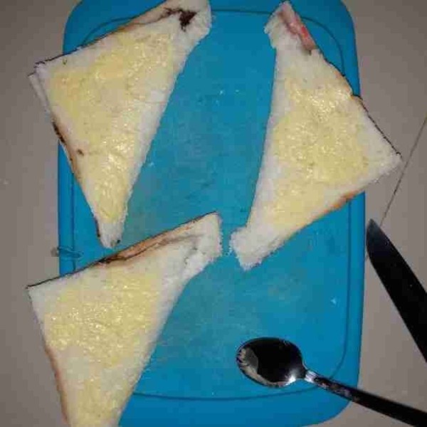 Olesi kedua sisi permukaan roti dengan blueband secukupnya.