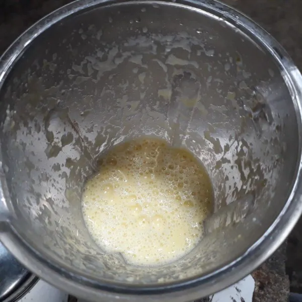 Pipil jagung kemudian blender dengan 200 ml air.