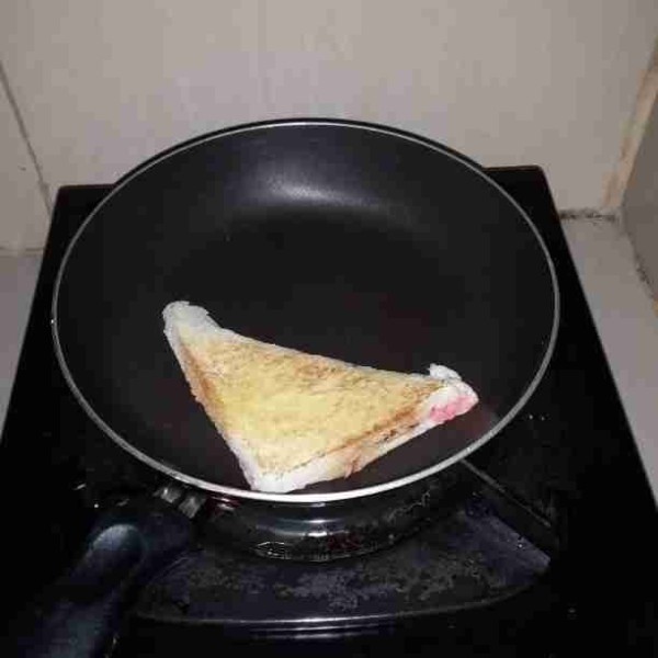 Bakar roti diatas teflon. Sambil di bolak-balik agar matang merata. Setelah kedua sisi berwarna keemasan segera angkat.