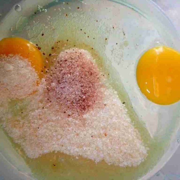 Dalam wadah, kocok telur dan gula sampai berbusa. Sisihkan.