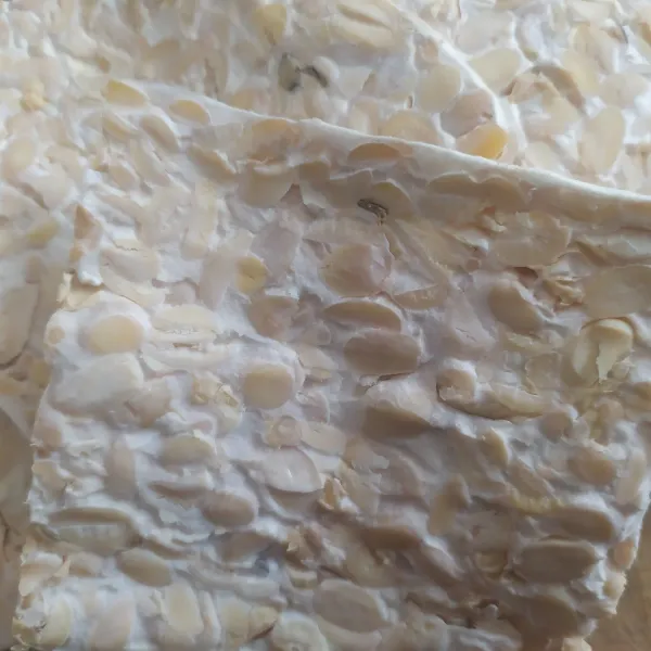 Iris tipis tempe, sisihkan dahulu.