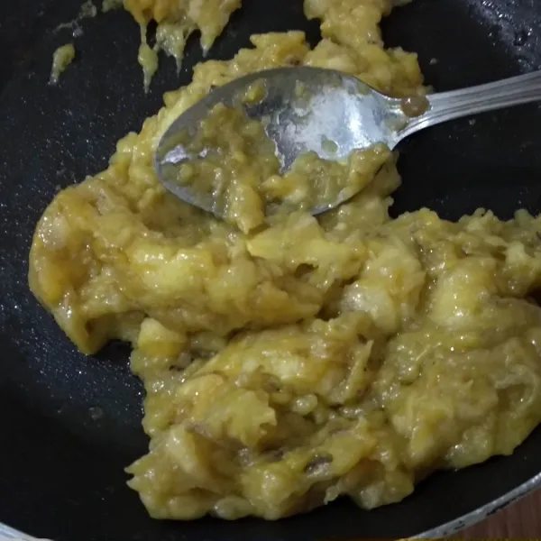 Kupas dan hancurkan pisang dengan garpu, lalu tumis menggunakan 1 sdm margarin.