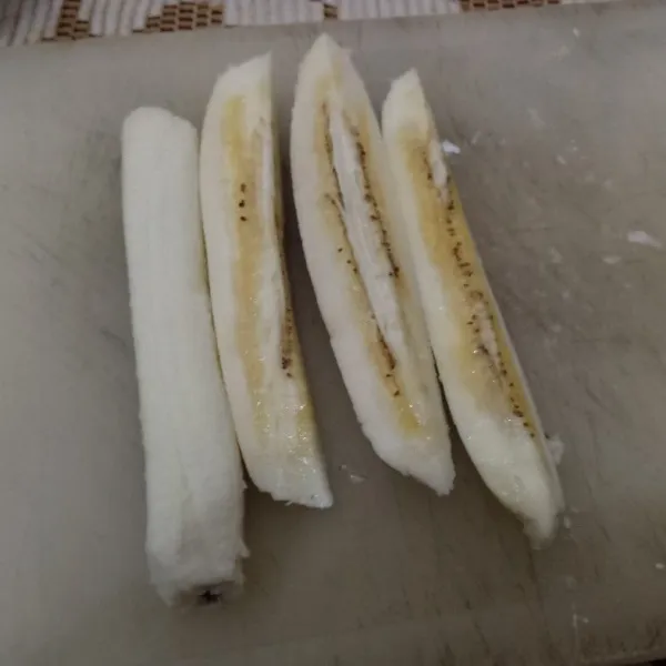 Potong pisang kepok menjadi 2 atau 4 bagian sesuai selera.