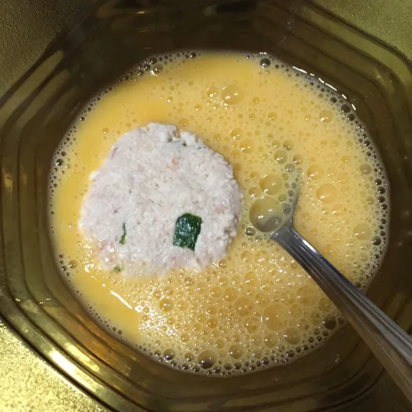 Kocok lepas telur, celupkan perkedel, siap digoreng.
