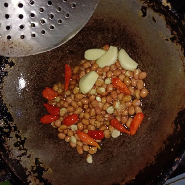 Goreng kacang tanah, bawang putih dan cabe hingga masak.