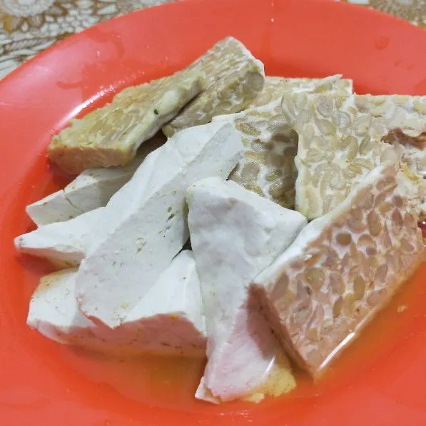 Siapkan tempe dan tahu.