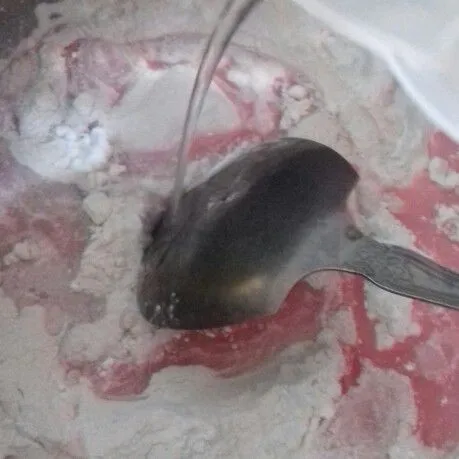 Campur tepung hunkwe, air dan maizena serta daun pandan, beri garam.