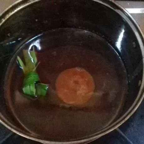 Campur bahan gula merah, air dan daun pandan yg disimpul.