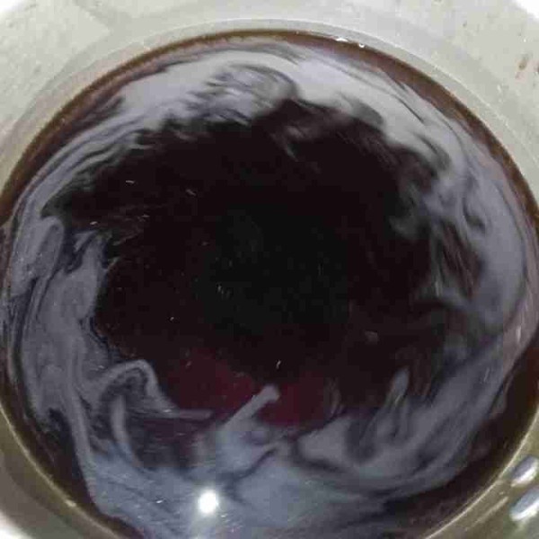 Campur air, garam dan gula palem. Aduk rata.