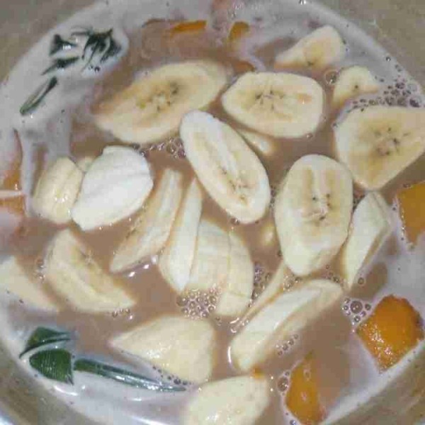 Masukkan pisang biarkan mendidih sejenak. Angkat dan siap disajikan hangat maupun ditambah es batu.