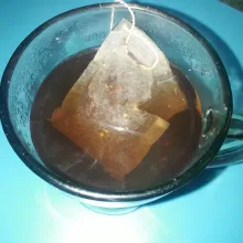 Seduh teh celup dengan air mendidih sampai air berubah warna menjadi kecoklatan. Sisihkan kantong teh celup.