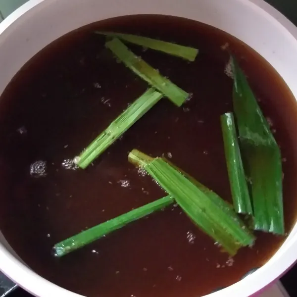 Panaskan air bersama gula, masak hingga gula larut, kemudian masukan daun pandan.