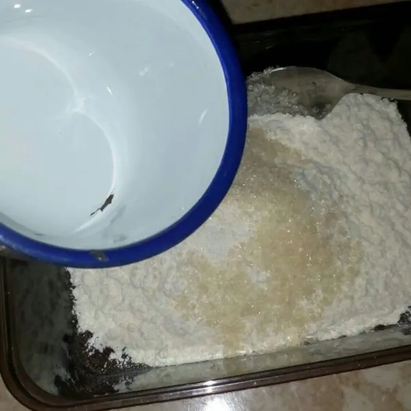 Campur tepung terigu, gula dan garam. Lalu tambahkan air sedikit demi sedikit, aduk rata hingga kental.