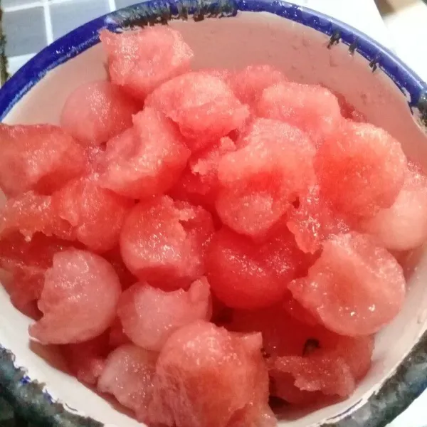 Potong potong buah semangka, sisihkan.