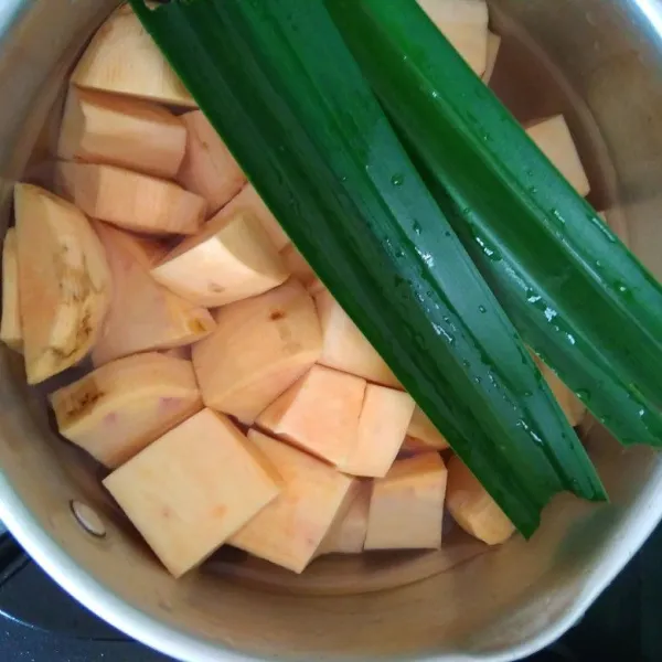 Potong ubi sesuai selera, beri sedikit air, masukkan daun pandan, rebus matang.