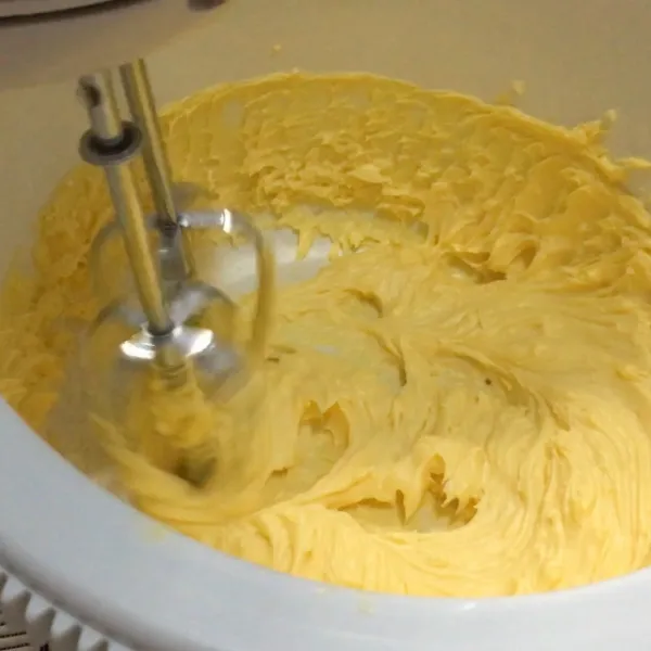 Campurkan mentega dan gula halus menggunakan mixer kecepatan rendah sampai kedua bahan tercampur rata.