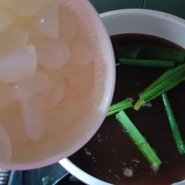 Masukan kolang-kaling, pisang, dan santan aduk merata.