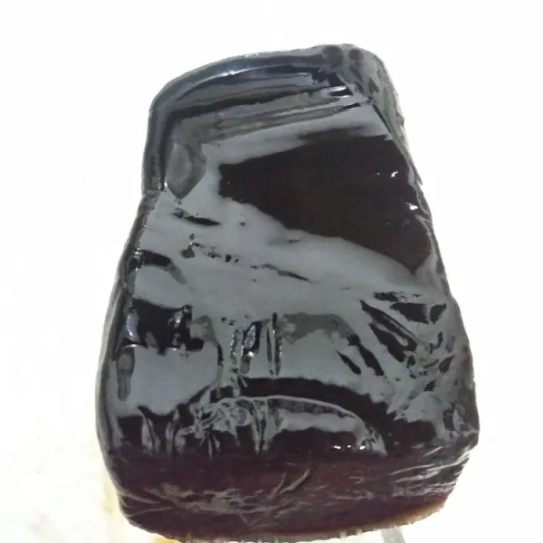 Cuci cincau hitam dengan air matang, tiriskan.