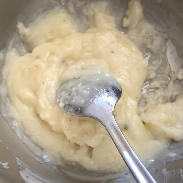 Buat fillingnya lelehkan krim putih oreo dicampur dengan susu kental manis putih aduk rata.