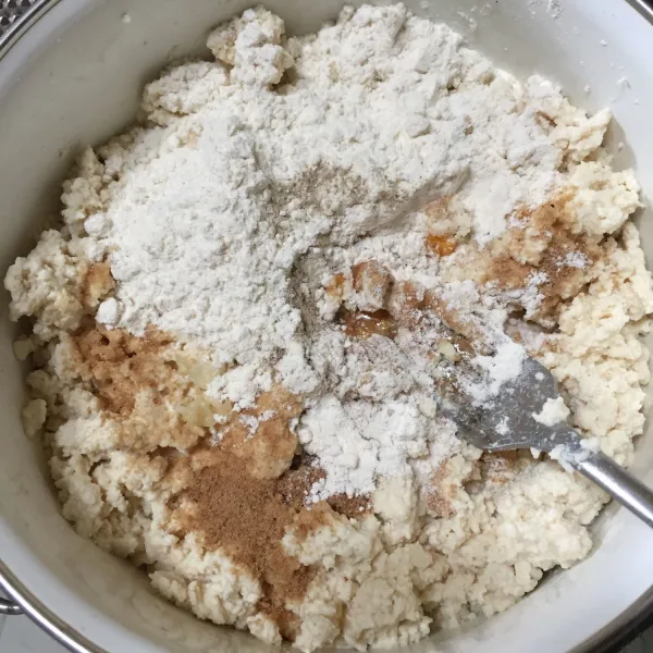 Masukkan tepung ayam, merica, bawang, kaldu bubuk & gula pasir.