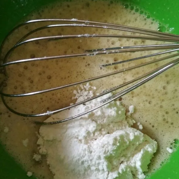 Tambahkan tepung terigu, garam dan vanili aduk hingga rata.