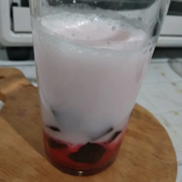 Tambahkan santan dan es batu, siap disajikan.