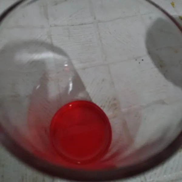 Siapkan gelas saji, tuang 2 sdm sirup cocopandan.