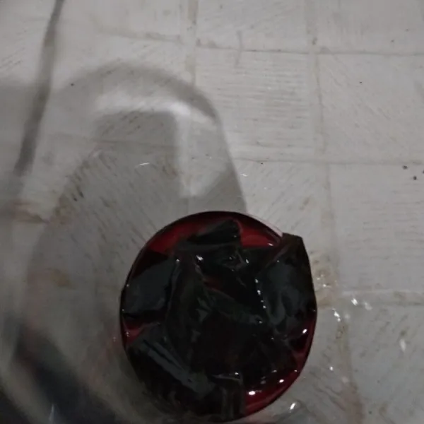 Tambahkan potongan cincau hitam.
