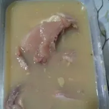Rendam ayam dengan bawang putih geprek, jahe, garam, ketumbar dan penyedap rasa.