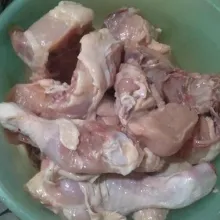 Cuci bersih ayam.