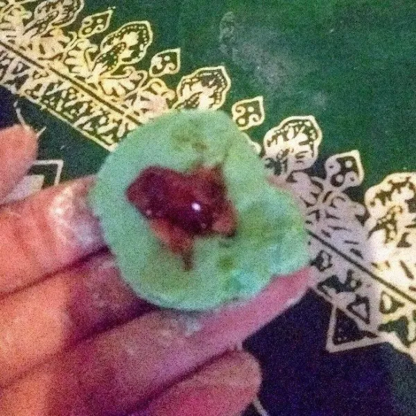Ambil sedikit adonan, pipihkan lalu isi dengan gula merah (yang sudah disisir halus), bentuk bola-bola hingga gula merah tertutup merata.
