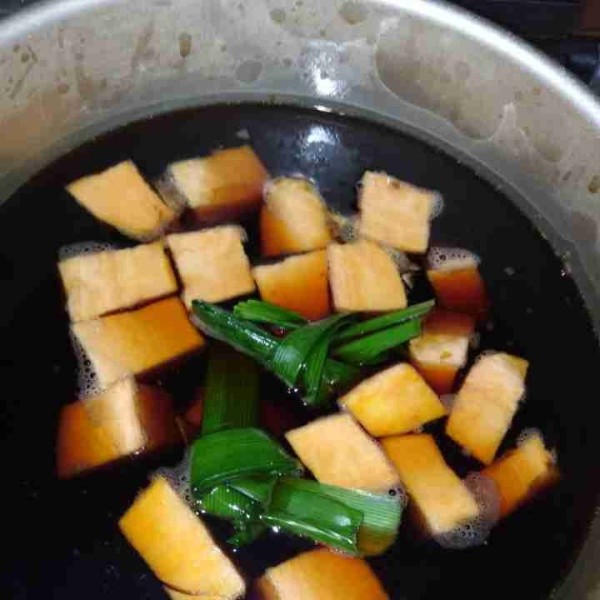 Masak bersama ubi dan daun pandan, hingga ubi empuk dan kuah mendidih.