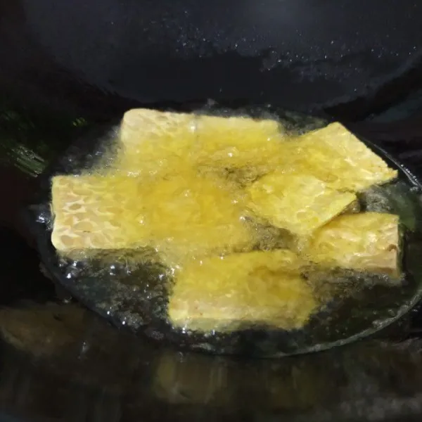 Goreng tempe sampe matang dan kecoklatan.