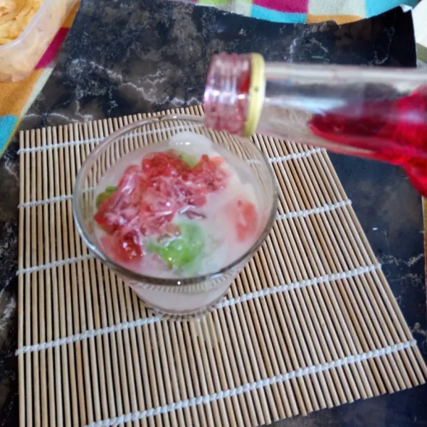 Tambahkan sirup cocopandan dan sajikan.