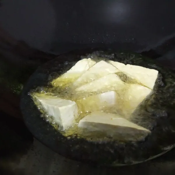 Goreng tahu sampe matang dan kecoklatan.