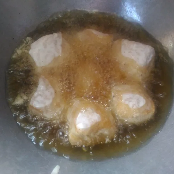 Celupkan tahu kedalam adonan pelapis kemudian goreng dalam minyak panas hingga matang.