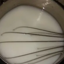 Panaskan bahan puding sampai mendidih sambil terus diaduk.