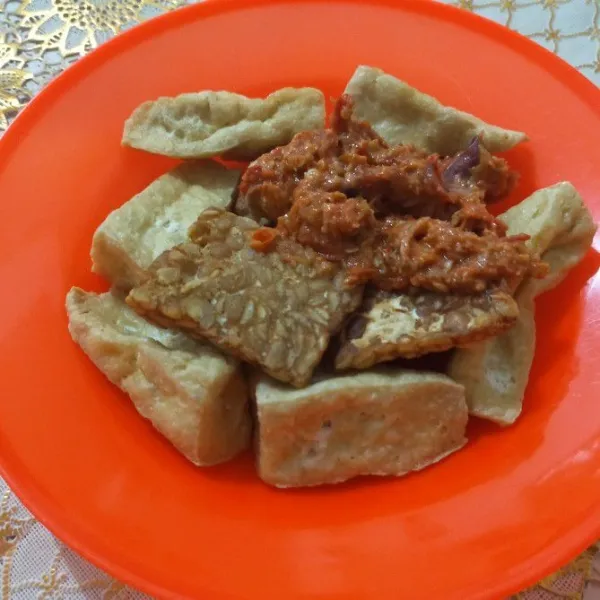 Tahu tempe Penyet siap di sajikan.