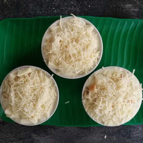 Terakhir beri topping keju, Sajikan. Bisa di makan hangat atau dingin.