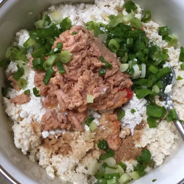 Tambahkan daun bawang & tuna kalengan, aduk hingga benar-benar tercampur rata.