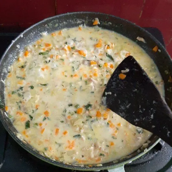 Setelah matang, tambahkan keju parut dan tepung, masak hingga tepung dirasa matang (tidak bau tepung), angkat.