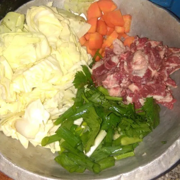 Cuci bersih lalu potong kobis, wortel, daun bawang, seledri dan daging sesuai selera.