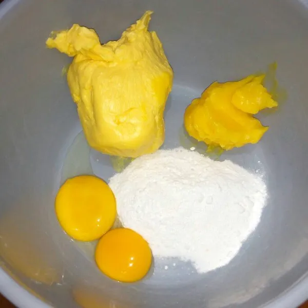 Campur margarin, butter, garam, gula halus, garam dan kuning telur