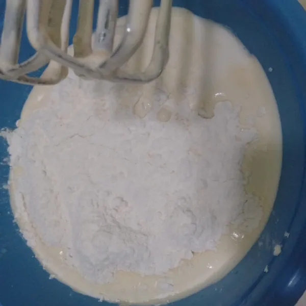Masukkan tepung terigu lalu mixer dengan kecepatan rendah hingga tercampur rata.